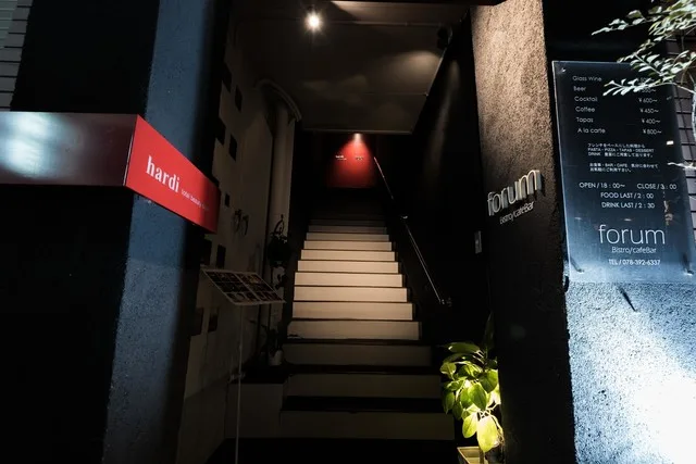 forum への入口 — 階段を上がって右